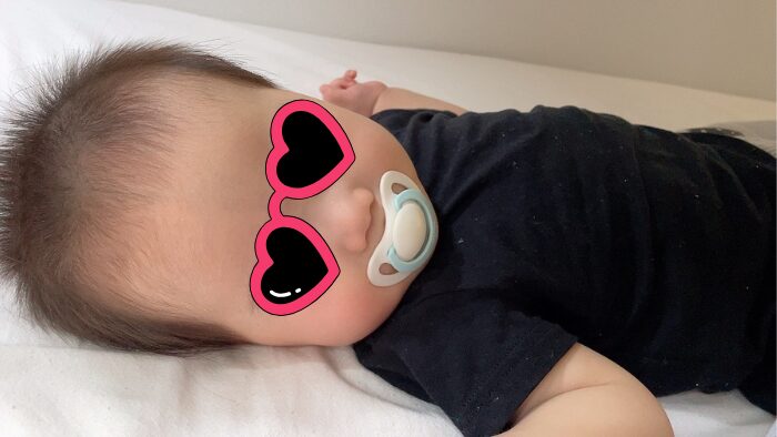 おしゃぶり姿で寝ている赤ちゃん